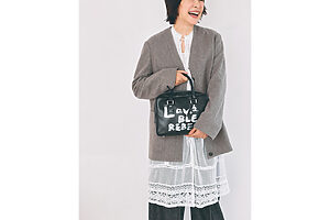 アーティストの山瀬まゆみさん が1点ずつハンドペイントを施した〈コムデギャルソン ガール〉のバッグ