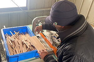 木材から箸を切り出す