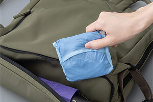 底面にも独立したポケット付き。すぐに取り出したいものを分けて入れておくのに最適です