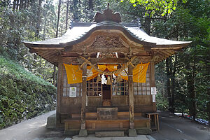 その名のインパクトとは対照的な長閑な自然に囲まれひっそりした佇まいの金持神社。宝くじを包むと金運アップするという「黄色いハンカチ」も大人気