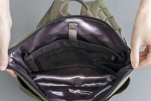 中身を見やすくするための配慮として、裏地には光沢のある布を採用