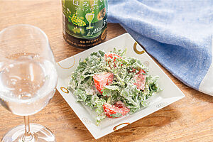 【ぐっち夫婦のお酒とおつまみ】春菊とトマトのマスカルポーネチーズ和え×チューハイ