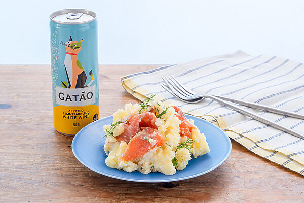 【ぐっち夫婦のお酒とおつまみ】スモークサーモンとオニオンマリネのポテトサラダ×白ワイン