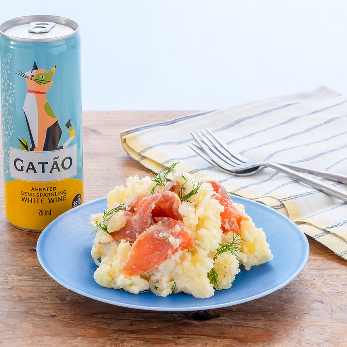 【ぐっち夫婦のお酒とおつまみ】スモークサーモンとオニオンマリネのポテトサラダ×白ワイン