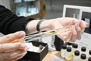 精油の種類によって比重が異なるため、振って混ぜます