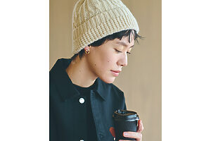 表情のある編み柄がポイントの〈チサキ〉のニット帽