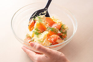 （5）食べやすく切ったスモークサーモンを加え、全体をさっと混ぜる。刻んだディルを加え、塩、こしょう（各分量外）で味を調える