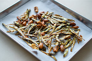 （5）クッキングシートに広げて冷ます