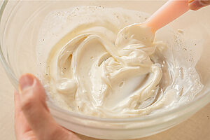 （2）ボウルにマスカルポーネチーズを入れ、Aを加えてなめらかになるまで混ぜる