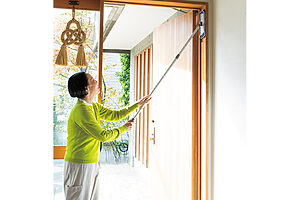 玄関は掃除機をかけてモップで水拭きするのが日課。週に1度は天井や扉の枠もきれいに。「邪気は埃と同様下に溜まっていきます。水拭きが清めるのに一番効果的ですから、理想的な状態です」