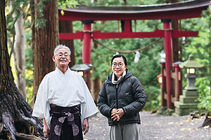 宮司の宮川滋彦さんと酒井さん。宮川さんは平日は会社勤めをしていて、祈祷やお祭りなどがある際にこの島にやってくる