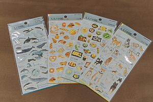 犬、魚、食べ物から歴史や科学まで、様々なテーマをシール化した《大人の図鑑シール》
