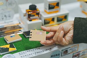 通常サイズと同様に画用紙とクロッキー紙が使われた、小さいながら本格派のミニミニスケッチブック