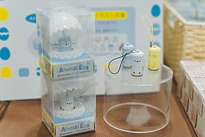 卵型ケース入りの極小ネーム印は、ストラップ付きで持ち運びにも◎