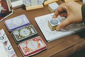 これまでの《いろもよう》シリーズとは異なるクラシックな特別デザインのスタンプ台