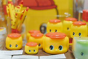 お馴染みの「フエキくん」が描かれたでんぷん糊。最近はファイルやシール、コスメなど多彩に活躍中