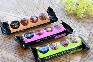 「ピュア チョコレートトリュフ マジパンクリーム」32g （4粒）431円、「ピュア ミルクチョコレートトリュフ ラズベリーチーズケーキフレーバー」32g （4粒）431円、「ピュア ミルクチョコレートトリュフ 塩キャラメルクリーム」38g （4粒）431円