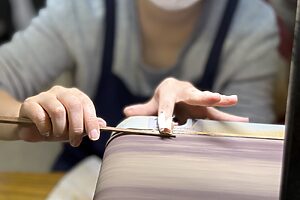 職人の指先の感覚でバランスを調整する