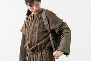 背負いながら簡単にショルダーベルトの長さ調節ができるから、荷物の量に応じて自分に最適な形で持ち運べます