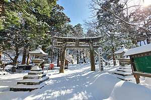 厳冬期の大神山神社奥宮。大山一帯は豪雪地帯でもある。参道のほかに「日本一大きい権現造りの建物」「日本一大きい白檀塗りの装飾」という3つの日本一が存在する