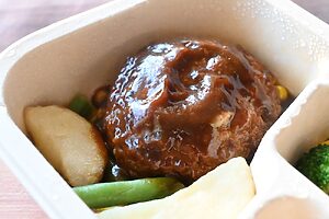 電子レンジで温めるだけでジューシーなハンバーグが完成