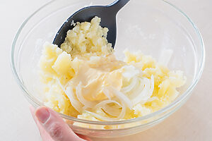 （4）3のボウルに1の玉ねぎを入れ、マヨネーズ、レモン汁を加えて混ぜる