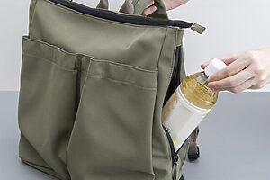 右サイドにはすぐに取り出せるドリンクホルダー付き