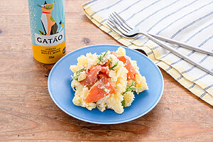 【ぐっち夫婦のお酒とおつまみ】スモークサーモンとオニオンマリネのポテトサラダ×白ワイン