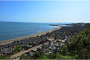 2万余基の墓がある花見潟墓地の独特の景観。小泉八雲が「霊気を感じた」と記した