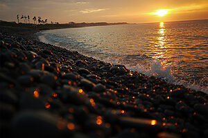 楕円形の石が集積した珍しい自然海岸。夕陽の美しいことでも知られる