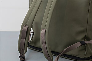 スマートな見た目ながら、チェストベルト用のフープも付いた本格仕様