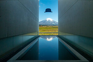 生涯を通して山陰の風景や人を撮り続けた鳥取県出身の写真家・植田正治の作品を展示。ユニークな構図のモノクロ作品で知られる