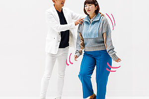 1. お腹に力を入れて背筋をまっすぐ伸ばし、その場で軽くジョギング。ジョギングを続けた状態で、肩から手の先までの力を抜き、イヤイヤをするように肩から両腕をプラプラさせる。この動きを1分間続ける