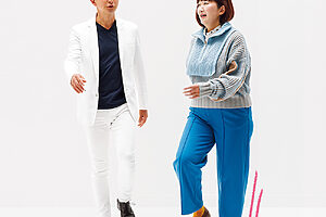 2. その場で大きくゆっくりと30秒足踏みし、呼吸と心拍を整える。肩の力は抜いたまま、両腕を大きく前後に振る。1と2を3セット繰り返す