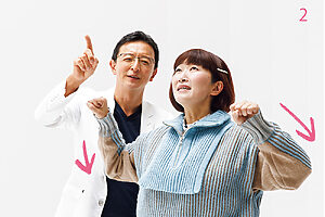 2. ボートを漕ぐように、ギューッと両肘を後ろに引く。肩甲骨の間に“背中の谷間”を作るイメージで、深くゆっくり10回行う