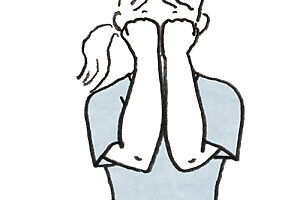 3. 肺を満タンにするイメージで息をしっかり吸い込んだら、手をぎゅっと握り、腕を閉じ、拳を顔の前まで持ってきて息を止める