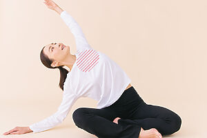 そのまま左手と頭を後方に倒し、胸を開いてストレッチ。反対側も同様に