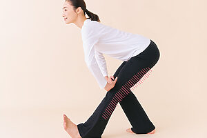 左足を軽く前に出してつま先を上げ、右ひざを曲げて20秒ほどキープ