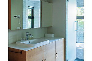 洗面まわりの小物類は扉付きの棚にしまい、使ったらささっと拭く“ちょこっと掃除”を実践する引田さん。「鏡も水栓もピカピカで素晴らしい！　曇りのない鏡が良い気を家じゅうに拡散してくれますよ」