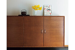 玄関は好きな花や季節にちなんだ絵を飾り、お香をたくことも。「2026年は赤が幸運を呼び、外からの邪気を防ぐ玄関マットが赤なのは高ポイント。生花のエネルギーも加わり、良い気が巡る理想的な玄関です」