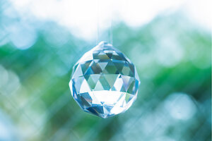 窓辺のサンキャッチャー。太陽が射すと虹色の光が壁に反射する。空間を清める効果も