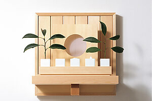 【本格派】伊勢 宮忠「神棚SHINTO」mini SUN 白磁セット　伊勢の神宮同様に樹齢150〜300年の木曽桧を使用し、伊勢の伝統工芸師が手がけたもの。透けるように美しい白磁の神具は手仕事による波佐見（はさみ）焼で、お米用・お水用・お塩用・榊立て1対。壁面取り付け用の金具も付属。W330×H340×D258mm 15万円（TEL：0120-07-4138）