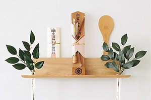 【シンプル派】深見木藝　栗の神棚_B　上質な栗材を使いオイル仕上げしたナチュラルな雰囲気の神棚。棚板の穴に差し込んで使う榊立ては試験管を思わせるスタイリッシュなデザイン。石膏ボードや木の壁面に取り付けるためのピンと木ねじが付属。W450×H92 ×D150mm 2万3100円（TEL：052-482-1200）