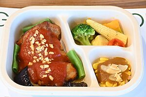 「トマトガーリックチキンステーキ」がメインの弁当