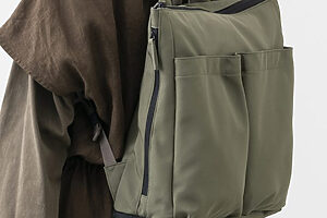 上部に加え、左サイドにもファスナーが付いており、中身が取り出せる