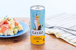 【ぐっち夫婦のお酒とおつまみ】スモークサーモンとオニオンマリネのポテトサラダ×白ワイン