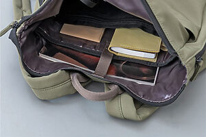 内側の背面にもポケットが盛りだくさん。ベルト付きのオープンポケットにはノートPCやタブレットも入れられるから、仕事用としても重宝します