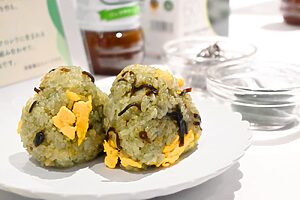 ピエトロドレッシングを使った「塩昆布とクロレラごはん」。旨みたっぷりの緑のおにぎり