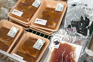 ぶどう豚は宮崎県綾町で飼育されるブランド豚。ストレスの少ない環境で飼育し、ワインを作る工程で生じるぶどうを絞った後の果皮や種子を乾燥・粉砕後、豚用サプリメントとして一定量与えている。肉質が柔らかくジューシーで、臭みも少なく、ビタミンＥを多く含んでいるのが特長