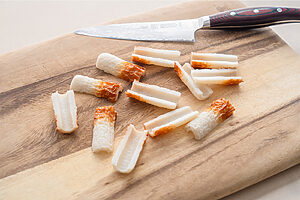 （1）ちくわは縦半分に切り、さらに長さを半分に切る。春巻きの皮は十字に4等分に切る（三角形4枚になる）。焼き海苔は16等分に切る（余った分はお召し上がりください）